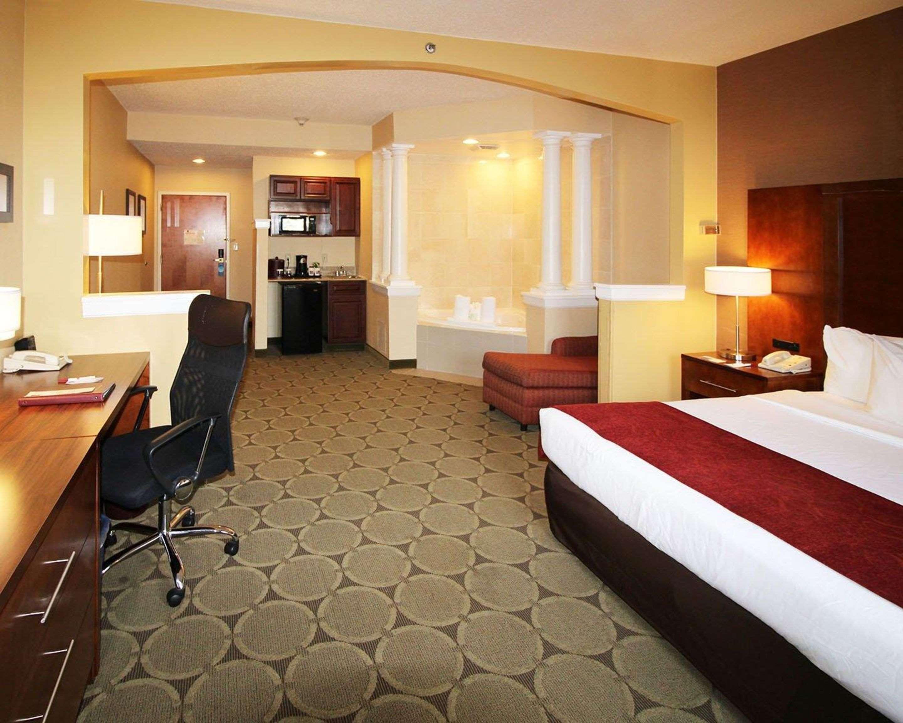 Comfort Suites Near University North Brunswick Exterior photo